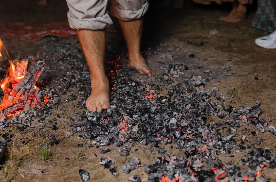 paso del fuego y fiesta de las mondidas en san pedro españa